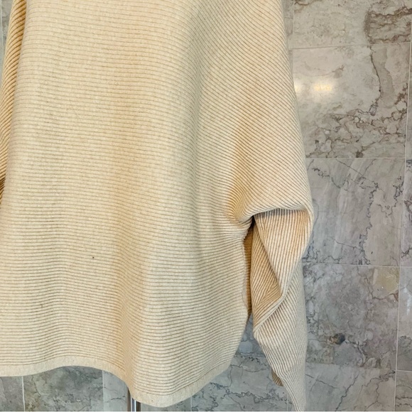 Old Navy Cropped Rib-Knit Turtleneck Sweater - Picture 3 of 7